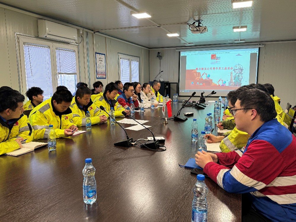 塞尔维亚大学生座谈会（封面）.jpg